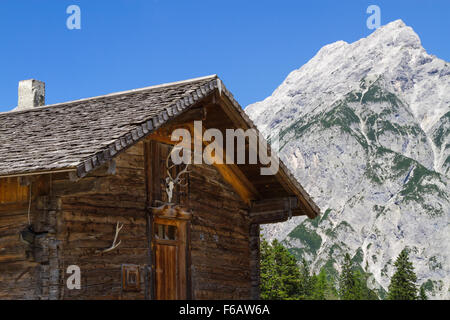 Scène rurale de Montagne wit et vieux chalet de montagne Banque D'Images