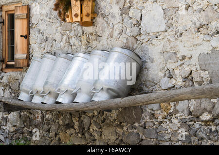 Vieux bidons de lait à un chalet de montagne Banque D'Images