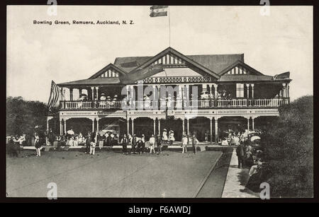 Cette carte postale vintage représente Bowling Green, situé à Remuera, Auckland, Nouvelle-Zélande, à l'époque du Dominion de Nouvelle-Zélande. L'image offre un aperçu du paysage local et des caractéristiques architecturales de la région au début du XXe siècle. Banque D'Images