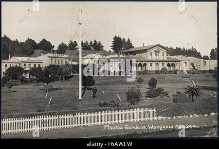 Cette carte postale vintage représente les jardins Moutoa à Wanganui, en Nouvelle-Zélande, mettant en valeur le site historique dans le cadre du Dominion de Nouvelle-Zélande. L'image souligne la beauté et l'importance culturelle des jardins. Banque D'Images