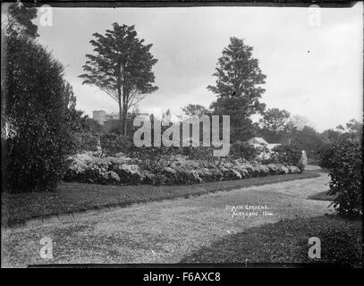 Cette photographie présente les jardins luxuriants et pittoresques du domaine d’Auckland, l’un des parcs publics les plus emblématiques de Nouvelle-Zélande. Les jardins, qui font partie du complexe du musée du mémorial de guerre d'Auckland, mettent en valeur la beauté naturelle et la riche histoire de la région. Banque D'Images