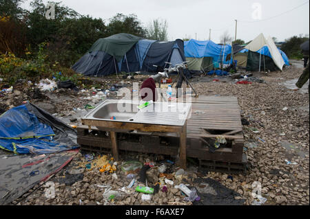 Calais, France. 14 novembre 2015. Les scènes dans le camp de réfugiés, la Jungle de Calais sous la pluie ©Becky Matthews Banque D'Images