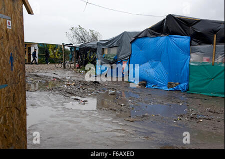 Calais, France. 14 novembre 2015. Des abris de fortune et des tentes lutte contre le temps pluvieux. Les abris sont entassés ensemble Banque D'Images