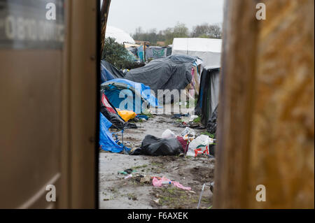 Calais, France. 14 novembre 2015. Des abris de fortune et des tentes lutte contre le temps pluvieux. Les abris sont entassés ensemble Banque D'Images