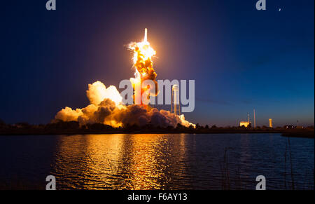 Le 28 octobre 2014, la fusée Orbital ATK Antares a connu une anomalie catastrophique peu de temps après son lancement, entraînant la perte de la sonde Cygnus. La mission était destinée à livrer des fournitures à l'ISS. Banque D'Images