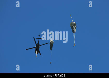 Des soldats américains affectés à l'entreprise Delta, 2e Bataillon, 503e Régiment d'infanterie, 173e Brigade aéroportée sauter d'un UH-60 Black Hawk lors d'une formation combinée airborne jump qui fait partie de l'opération Atlantic résoudre, près de Nurmsi, l'Estonie, le 16 août 2015. Les États-Unis et les nations partenaires menée terre, mer et air des exercices et a maintenu une présence de rotation afin de renforcer les engagements en matière de sécurité de l'OTAN en Europe. (U.S. Photo de l'armée par la CPS. Jacqueline Dowland/libérés) Banque D'Images