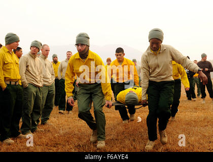 Soldats assigné à la Force Première série pratique portant une victime simulée d'un UH-60 Black Hawk affectés à des soldats de la Compagnie C, 2e Bataillon de soutien général de l'Aviation l'Aviation, 1er Régiment, 1re Brigade d'aviation de combat, 1re Division d'infanterie, au cours de formation sur la charge froide réserve indienne Kalispel, Washington, le 24 août, 2015. Le Groupe de travail, hors de Joint Base Lewis-McChord, dans l'État, contribue à supprimer les incendies dans la zone nord-est de l'état et menée d'une formation pour être en mesure d'aider à l'évacuation médicale si besoin est. Banque D'Images