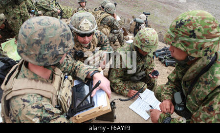 Marines avec 3e Naval Air Compagnie de liaison et coordonner les plans des soldats japonais pendant une tige avec naval, un hélicoptère d'attaque et de mortiers de 120 mm à l'île San Clemente, Californie, le 1er septembre 2015. ANGLICO Marines et soldats japonais a effectué l'analyse de tir réel dans le cadre de l'exercice 2015 Dawn Blitz. Dawn Blitz est un exercice d'entraînement multinational visant à améliorer trois groupe expéditionnaire et 1re brigade expéditionnaire de Marines sa capacité de mener des opérations de base de la mer, des débarquements amphibies, et des capacités de commandement et de contrôle aux côtés du Japon, Mexique Banque D'Images