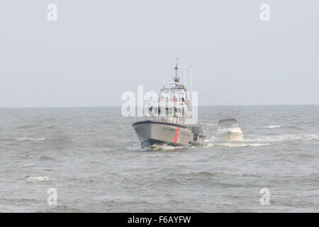 Un poste de garde-côte Atlantic City, N.J., 47 pieds de sauvetage d'équipage de bateau à moteur remorque une voile Mercredi, Septembre 2, 2015. Le bateau prenait l'eau avec les pompes de cale ne fonctionnant pas près de l'entrée d'Absecon Atlantic City 2015 suite à l'Airshow. (U.S. Photo de la Garde côtière canadienne par le Premier maître de Nick Ameen) Banque D'Images