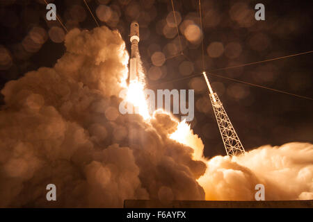 150902-N-ZZ999-002 Cap Canaveral, Floride (sept. 2, 2015) de la Marine américaine Le quatrième objectif de l'utilisateur mobile (système MUOS) satellite de communication, encapsulé dans un carénage de la charge utile de 5 mètres se soulève à partir de l'espace complexe de lancement-41. Le MUOS 4 chaînes apportera avancé, de nouvelles fonctionnalités de communication mondiale à mobile forces militaires. (Photo avec la permission de United Launch Alliance/libéré) Banque D'Images