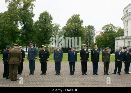 Le lieutenant général estonien Terras Riho, commandant des Forces de défense estoniennes, introduit son personnel en général Martin E. Dempsey, chef d'état-major interarmées, à l'Administration centrale des Forces de défense de l'Estonie à Tallinn, Estonie, 14 septembre 2015. (DoD photo par D. Myles Cullen/libérés) Banque D'Images