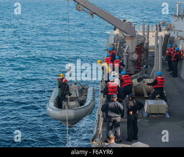 151006-N-OX430-074 OCÉAN ATLANTIQUE (oct. 6, 2015) marins ascenseur une embarcation pneumatique à coque rigide (RHIB) hors de l'eau et sur l'weatherdeck de la classe Arleigh Burke destroyer lance-missiles USS le Sullivans (DDG 68) au cours de l'exercice Joint Warrior 15-2. Est un Joint Warrior Royaume-uni formation coopération multinationale dirigée par l'exercice visant à préparer l'OTAN et les forces alliées pour des opérations globales. (U.S. Photo par marine Spécialiste de la communication de masse Daniel Seaman Gaither) Banque D'Images