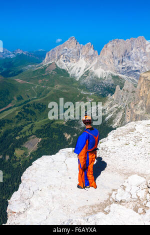 Cavalier BASE sautant hors d'une grande falaise, Dolomites, Italie, à couper le souffle Banque D'Images