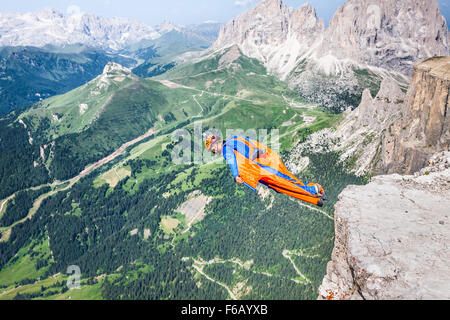 Cavalier BASE sautant hors d'une grande falaise, Dolomites, Italie, à couper le souffle Banque D'Images