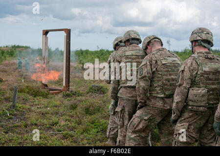 Des soldats américains avec la compagnie Delta, 2e Bataillon, 503e Régiment d'infanterie, 173ème Airborne Brigade Combat Team empiler jusqu'à proximité d'une porte simulée au cours d'une gamme de démolition qui fait partie de l'opération Atlantic résoudre 15, au centre de formation près de Tapa, l'Estonie, le 19 juillet 2015. Les États-Unis et les nations partenaires menée terre, mer et air des exercices et a maintenu une présence de rotation afin de renforcer les engagements en matière de sécurité de l'OTAN en Europe. (U.S. Photo de l'armée par le Sgt. Juana M. Nesbitt/libérés) Banque D'Images