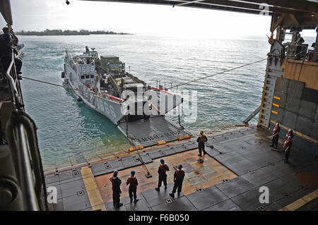 150808-N-KM939-449 SAIPAN Saipan (16 août 2000, Port 8, 2015) - Véhicules à partir de la 31e Marine Expeditionary Unit (MEU) sont déchargées de la même plate-forme de la station d'amphibie Navire de débarquement USS Ashland (LSD 48) via l'utilitaire de débarquement véhicule lors d'efforts de secours aux sinistrés à Saipan après le typhon Soudelor a touché terre. Ashland est attribué à l'Bonhomme Richard et groupe expéditionnaire est en patrouille dans la 7ème Flotte américaine zone d'opérations. Banque D'Images