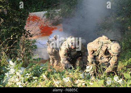 Les soldats de la Compagnie Alpha, 173e Bataillon de soutien de la Brigade, 173e Airborne Brigade Combat Team, récupérer un véhicule blindé s'est écrasé tout en menant des opérations de reprise catastrophique pendant l'exercice Allied Spirit II à l'armée américaine dans le centre de préparation interarmées multinationale Hohenfels, Allemagne, 14 août 2015. Allied Spirit II est une action décisive de l'environnement de formation qui implique l'exercice de plus de 3 500 soldats américains, alliés et les pays partenaires, l'accent sur la création de partenariats et d'interopérabilité entre tous les pays participants, et soulignant le commandement de mission, int Banque D'Images