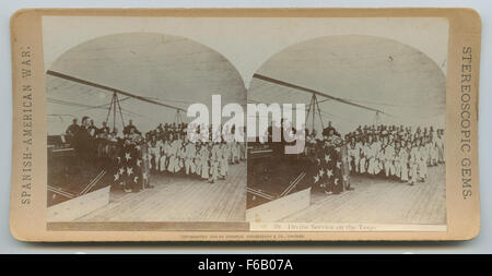 Cette photographie capture un service divin tenu à bord de l'USS *Texas*, un cuirassé de la United States Navy. Il montre le clergé accomplissant des tâches religieuses pendant que les marins assistent, dépeignant l'intersection de la vie militaire et des pratiques spirituelles sur le navire. Banque D'Images