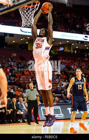 Clemson Tigers Nnoko centre Landry (35) va jusqu'à un dunk pendant le match de basket-ball de NCAA entre l'Université du Texas - San Antonio et Clemson à Bon Secours Wellness Arena à Greenville, SC. David Grooms/CSM Banque D'Images