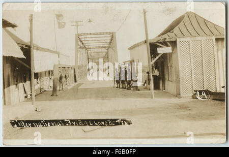 Le pont international de Laredo, Texas, relie les États-Unis au Mexique, servant de point de passage frontalier majeur. L'image montre le personnel militaire stationné près du pont au début du XXe siècle, reflétant l'importance stratégique de l'emplacement. Banque D'Images
