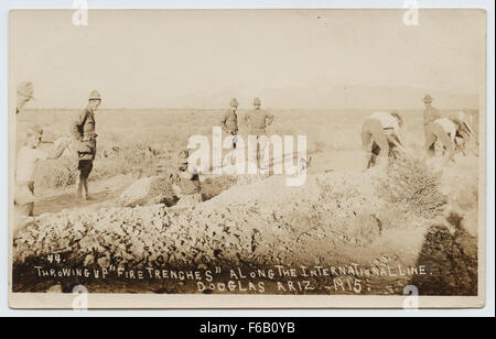 Jeter vers le haut 'Fire' tranchées le long de la ligne internationale, Douglas - 1915 Ariz Banque D'Images