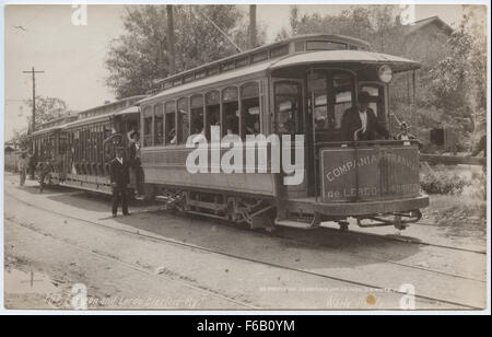 Cette photographie historique capture le réseau ferroviaire électrique de Torreon, Coahuila, Mexique, avec des tramways et des chariots circulant le long des voies. L'image montre les travailleurs et les passagers engagés dans des activités quotidiennes le long de l'itinéraire. Banque D'Images