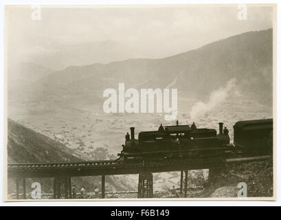 [Ferrocarril Mexicano locomotive traversant pont de chemin de fer sur la pente Maltrata entre Paso del macho et Esperanza, Mexique] Banque D'Images