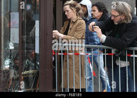 Paris, France. 14Th Nov, 2015. Les gens à prendre des photos de la prise de vue fenêtre brisée . Au moins 129 personnes ont été tuées et plus de 200 blessés, dont 80 grièvement, à la suite d'une série d'attaques terroristes dans la capitale française, c'est l'attaque la plus sanglante par des terroristes en France a connu. © Elyxandro Cegarra/Pacific Press/Alamy Live News Banque D'Images