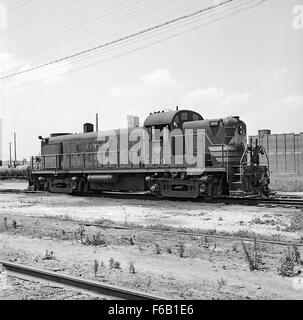 Cette image représente la nouvelle locomotive Louis Southwestern Diesel Electric Road Switcher no 360, utilisée sur la Cotton Belt route. Le aiguilleur fait partie intégrante des gares de triage, offrant des opérations de commutation efficaces pour les trains de la région. Banque D'Images