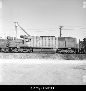 Cette photographie montre le commutateur électrique de route électrique Louis Southwestern Diesel No 5156, opérant le long de la route de la ceinture de coton. Il capte la puissance et l'utilité de la locomotive diesel dans l'exploitation ferroviaire. Banque D'Images