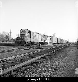 Le *. Louis Southwestern Diesel Electric Road Switcher No. 824* faisait partie de la flotte sur la Cotton Belt route. La locomotive a joué un rôle important dans le transport de marchandises à travers le sud des États-Unis pendant son service au milieu du XXe siècle. Banque D'Images
