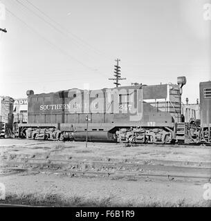 Cette image montre Southern Pacific Diesel Electric Road Switcher No. 247, connu pour son rôle dans les chantiers de fret. La locomotive, qui fait partie de la flotte de l'Espee (SP) et du Texas et de la Nouvelle-Orléans (TNO), est illustrée du côté droit alors qu'elle fonctionne dans les gares de triage. Banque D'Images
