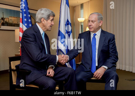 Kerry secrétaire serre la main du Premier Ministre israélien Netanyahu Avant Réunion bilatérale avec le Premier Ministre israélien, Benyamin Nétanyahou, en Allemagne Banque D'Images