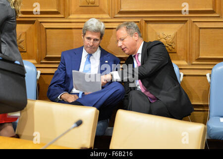 Kerry secrétaire parle avec l'Envoyé spécial par intérim Lowenstein avant le début de la réunion du Comité de liaison ad hoc à l'ONU, à New York City Banque D'Images