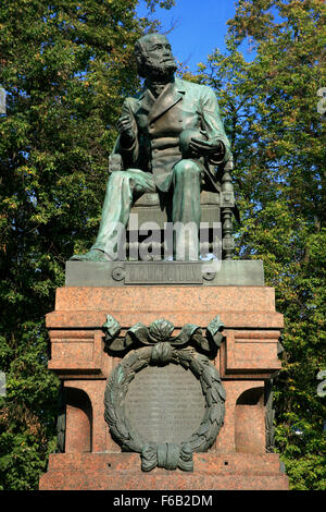 Statue de l'éminent scientifique russe, médecin et pédalo Nikolay Pirogov (1810-1881) à Moscou, Russie Banque D'Images