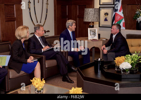 Kerry secrétaire, l'Ambassadeur des puits, Envoyé spécial par intérim Lowenstein s'asseoir avec le roi de Jordanie Abdullah Avant Réunion bilatérale à Amman Banque D'Images