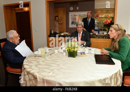 Le Dr Kerry Kerry, secrétaire, et ancien secrétaire d'État Kissinger se réunir à New York City Banque D'Images