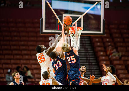 Clemson Tigers Nnoko centre Landry (35) batailles avec Texas-San Antonio avant Roadrunners A.J. Cockrell (33) et Nick Allen (25) pour un rebond au cours du jeu de basket-ball de NCAA entre l'Université du Texas - San Antonio et Clemson à Bon Secours Wellness Arena à Greenville, SC. David Grooms/CSM Banque D'Images