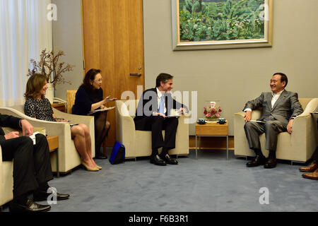 Secrétaire adjoint Blinken et l'Ambassadeur Kennedy rencontrer le secrétaire général du Cabinet japonais Suga au Kantei à Tokyo Banque D'Images