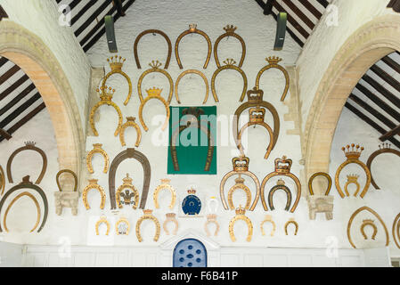 Fers de cérémonie du 12e siècle dans le Grand Hall du Château d'Oakham, Oakham, Rutland, Angleterre, Royaume-Uni Banque D'Images