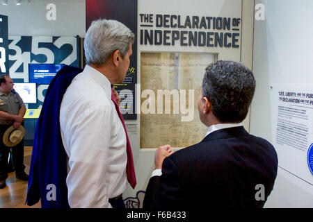 Kerry secrétaire regarde copie de déclaration d'indépendance tout en visitant le Centre National de la Constitution à Philadelphie Banque D'Images