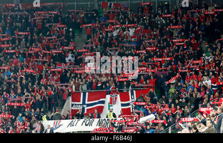 Budapest, Hongrie. 15 novembre, 2015. Norwegian partisans pendant la Hongrie et Norvège UEFA Euro 2016 play-off qualificatif match de football à Groupama Arena. Credit : Laszlo Szirtesi/Alamy Live News Banque D'Images