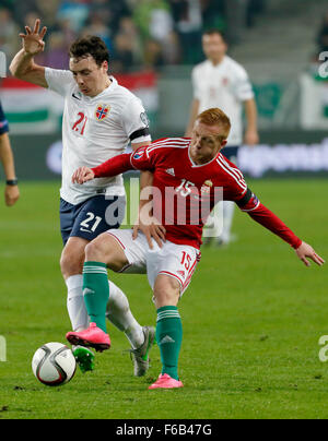 Budapest, Hongrie. 15 novembre, 2015. Duel entre Le Hongrois Laszlo Kleinheisler (r) et le Norvégien Vegard Forren durant la Hongrie et Norvège UEFA Euro 2016 play-off qualificatif match de football à Groupama Arena. Credit : Laszlo Szirtesi/Alamy Live News Banque D'Images