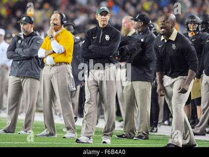 Waco, Texas, USA. 14Th Nov, 2015. Coach Baylor Briles Art durant la première moitié de la NCAA college football match entre l'Oklahoma Sooners et Baylor Bears à McLane Stadium à Waco, au Texas. Washington a gagné 44-34. McAfee Austin/CSM/Alamy Live News Banque D'Images