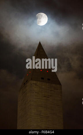 Un périgée de pleine lune, ou supermoon, est vu derrière le Monument de Washington pendant une éclipse lunaire totale le Dimanche, Septembre 27, 2015, dans la région de Washington, DC. La combinaison d'une supermoon et éclipse lunaire totale dernière est survenu en 1982 et ne se reproduira plus jusqu'en 2033. Crédit photo : NASA/Aubrey Gemignani) Banque D'Images