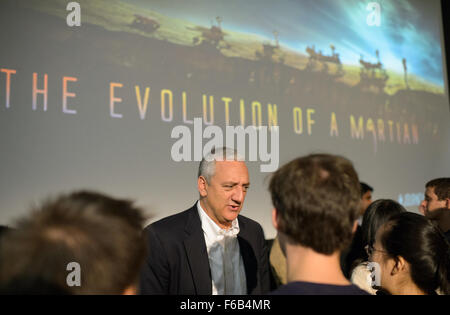 Mike Massimino, professeur de l'université de Columbia et ancien astronaute de la NASA, parle avec les membres de l'auditoire après un débat au sujet de la nasa voyage vers Mars et le film "Le Martien,' Dimanche, 27 septembre 2015, à l'Université Columbia de New York. Les scientifiques et les ingénieurs de la NASA ont servi de conseillers techniques sur le film. Le film dépeint une vue réaliste de la topographie et du climat de Mars, sur la base de données de la NASA, et certains des défis auxquels fait face la NASA alors que nous nous préparons pour l'exploration humaine de la planète rouge dans les années 2030. Crédit photo : NASA/Joel Kowsky) Banque D'Images