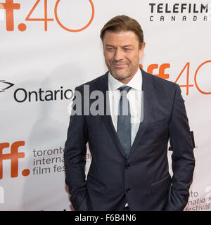 L'acteur Sean Bean assiste à la première mondiale de 'Le Martien" sur la deuxième journée du Festival International du Film de Toronto au Roy Thomson Hall, le vendredi 11 septembre 2015, à Toronto. Les scientifiques et les ingénieurs de la NASA ont servi de conseillers techniques sur le film. Le film dépeint une vue réaliste de la topographie et du climat de Mars, sur la base de données de la NASA, et certains des défis auxquels fait face la NASA alors que nous nous préparons pour l'exploration humaine de la planète rouge dans les années 2030. Crédit photo : NASA/Bill Ingalls) Banque D'Images