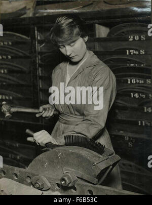 Le terme « former un aubage » fait référence à une technique utilisée dans la fabrication pendant la première Guerre mondiale. Le processus consiste à façonner des pièces métalliques pour l'équipement militaire, en particulier des avions ou des armes, mettant en évidence les avancées technologiques de l'époque. Banque D'Images