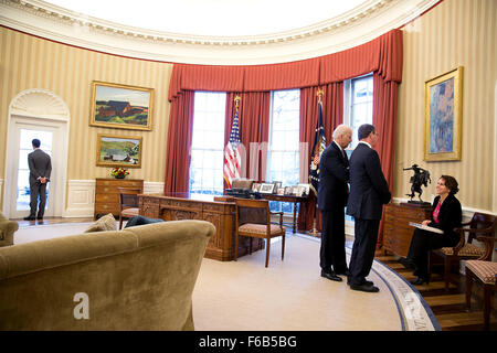 Brian Mosteller, Directeur des opérations du Bureau Ovale, s'ouvre une fenêtre en tant que Vice-président Joe Biden et le secrétaire à la défense, Ashton Carter parler avec Cecilia Mu-oz, directrice du Conseil de politique intérieure, dans le bureau ovale, le 17 février 2015. Banque D'Images