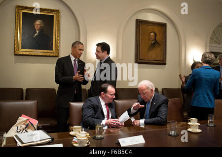 Le président Barack Obama parle avec Raul Labrador rép., R-Idaho, en tant que Vice-président Joe Biden parle avec Sen. Mike Lee, R-Utah, à la suite d'une réunion avec les membres des deux partis du Congrès pour discuter de la réforme de la justice pénale, dans la salle du Cabinet de la Maison Blanche, le 24 février 2015. Banque D'Images